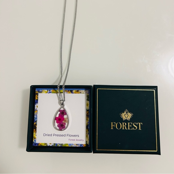 BRAND NEW Dried pressed flowers necklace, with box - Picture 3 of 4